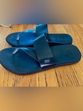 Reef cushion leather flip flop thongs. Sz 8 ladies. Black in colour.